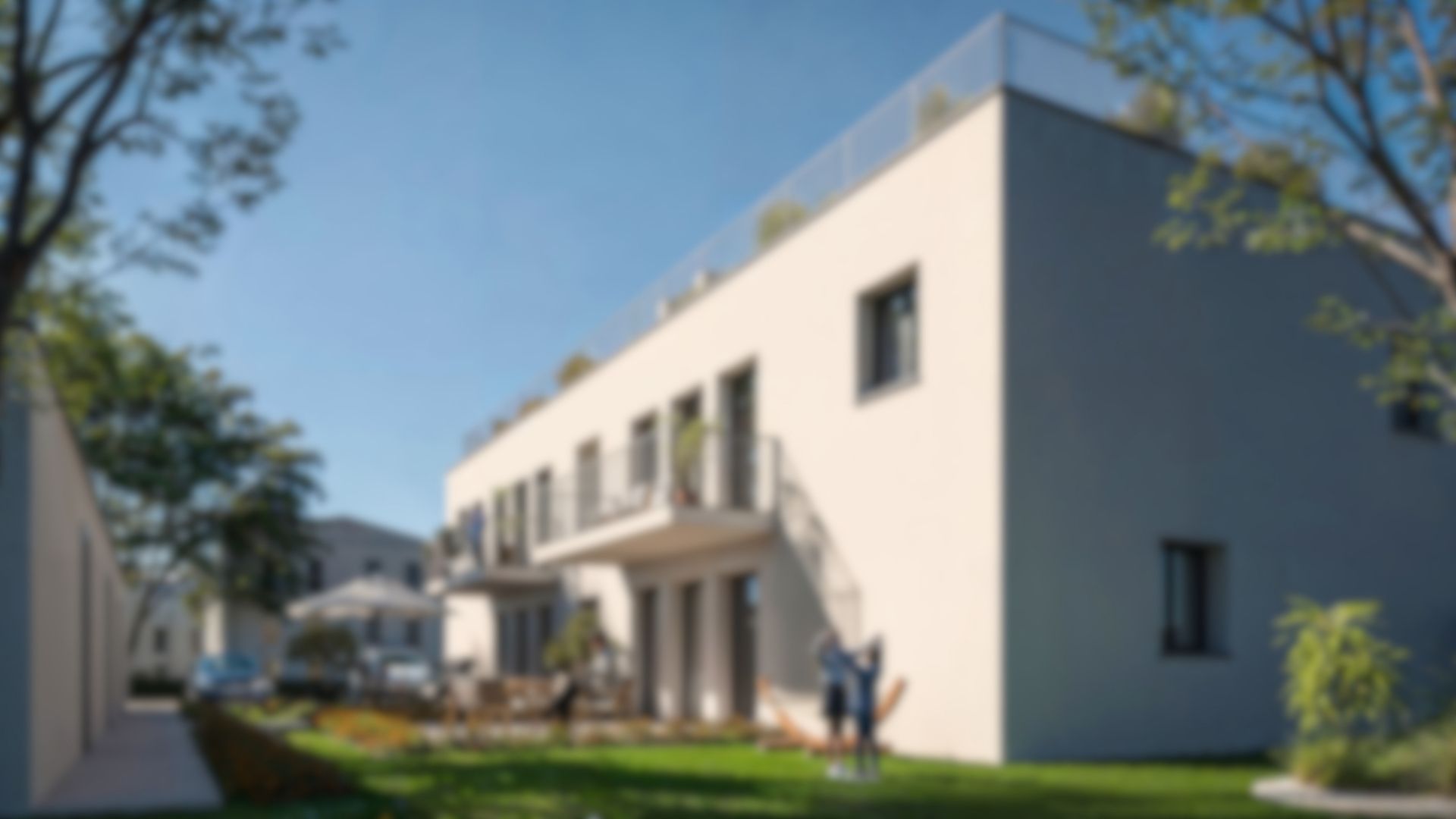 Außenvisualisierung einer modernen Wohnanlage mit einem hellen Mehrfamilienhaus, Balkonen und einer Dachterrasse, umgeben von einem grünen Gemeinschaftsgarten mit Rasen, Bäumen, Wegen und einem Sitzbereich unter klarem blauen Himmel.